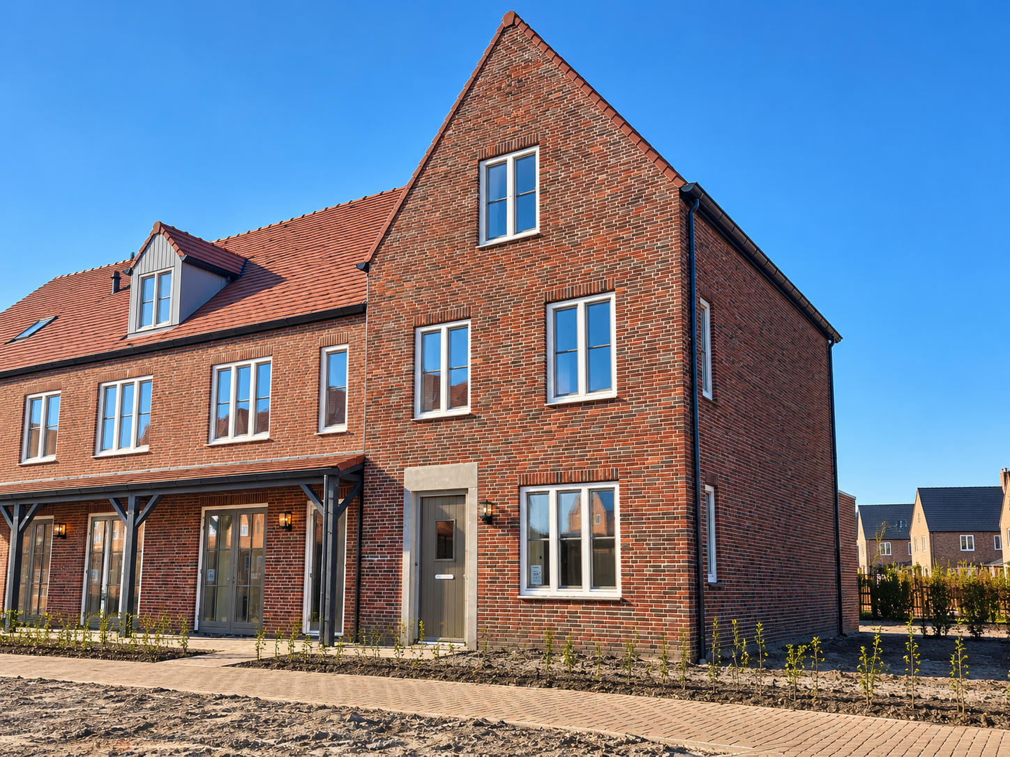Hoekwoning met een rode bakstenen puntgevel en overdekte entree