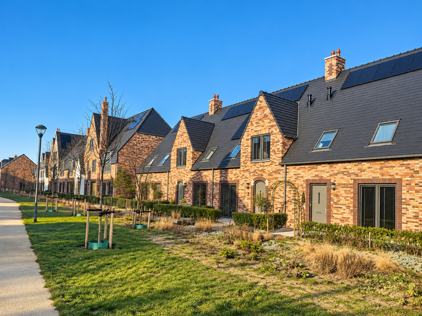Rijwoningen met verschillende bakstenen gevels en zonnepanelen